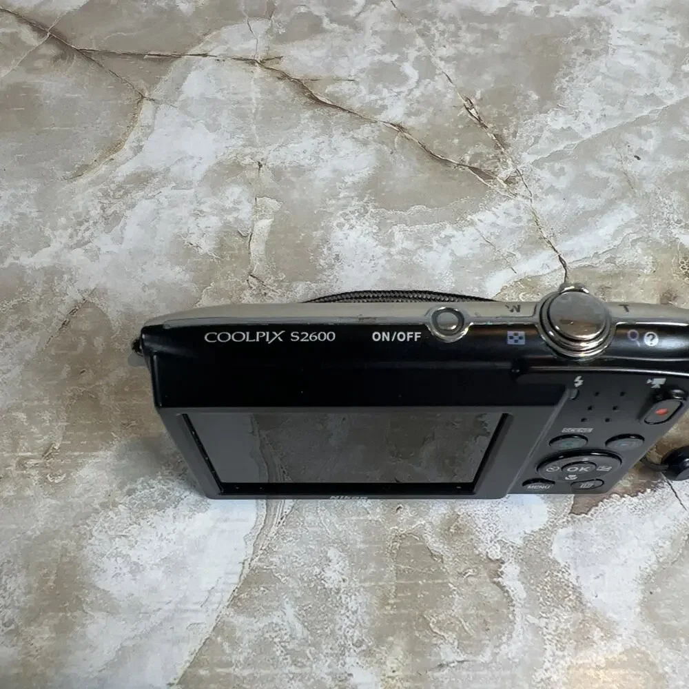 Nikon COOLPIX S2600 14.0MP 5x Optical Zoom Digital Camera Silver Tested READ